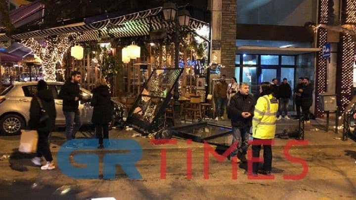 Θεσσαλονίκη: ΙΧ έσπασε τζαμαρίες σε καφετέρια – ΦΩΤΟ