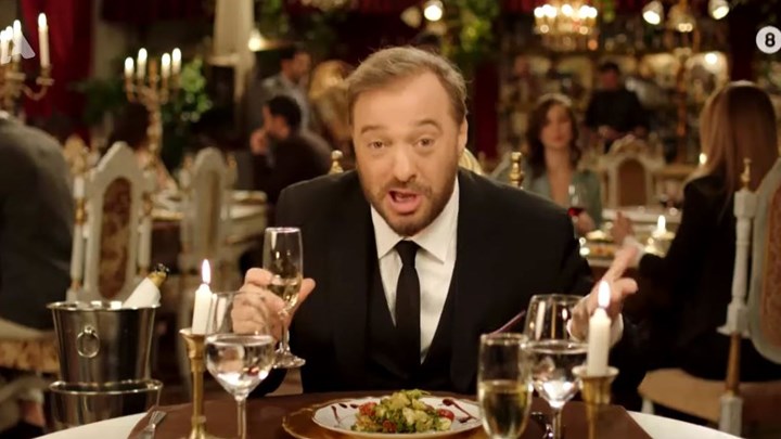 Deal: Η εξομολόγηση του Φερεντίνου στο κόκκινο κουτί – Δείτε το απολαυστικό τρέιλερ  – ΒΙΝΤΕΟ