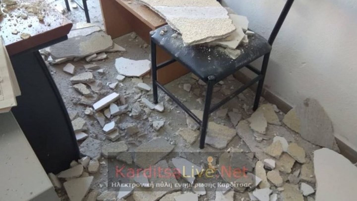 Καρδίτσα: Έπεσαν σοβάδες μέσα στην εφορία – Τραυματίστηκε υπάλληλος – ΦΩΤΟ