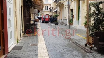 Ηράκλειο: Περπατούσε στον πεζόδρομο, όταν άνοιξε… η γη και τον “κατάπιε”