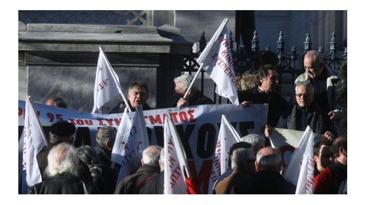 Συνταξιούχοι: Τι δήλωσαν έξω από το ΣτΕ στη συγκέντρωση διαμαρτυρίας τους  – ΒΙΝΤΕΟ