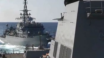 Ένταση στην Αραβική Θάλασσα: Πολεμικά πλοία των ΗΠΑ και της Ρωσίας έφτασαν σε απόσταση αναπνοής – ΒΙΝΤΕΟ