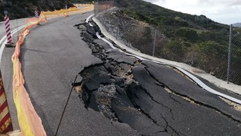 Κρήτη: “Εξαφανίστηκε” δρόμος λόγω της κακοκαιρίας – ΦΩΤΟ