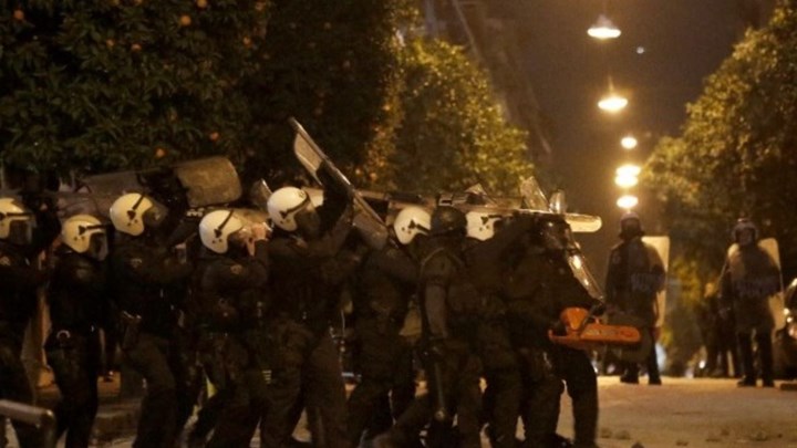 Κουκάκι: Ολοκληρώθηκε η επιχείρηση της ΕΛ.ΑΣ. στο κτίριο της οδού Ματρόζου – Πέντε συλλήψεις – ΒΙΝΤΕΟ