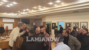 Λαμία: Άναψαν τα αίματα στο δημοτικό συμβούλιο με αφορμή το προσφυγικό – ΒΙΝΤΕΟ