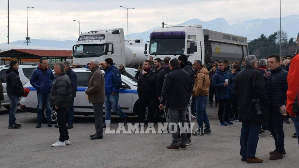 Λαμία: Κάτοικοι έκλεισαν την Εθνική Οδό διαμαρτυρόμενοι για το προσφυγικό – ΦΩΤΟ