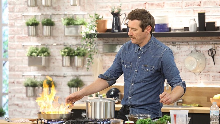 Στάνκογλου: Από τις Άγριες Μέλισσες στην… κουζίνα – ΦΩΤΟ