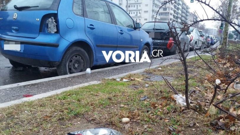 Θεσσαλονίκη: Τρελή πορεία αυτοκινήτου – Έπεσε σε σταθμευμένα οχήματα – ΦΩΤΟ