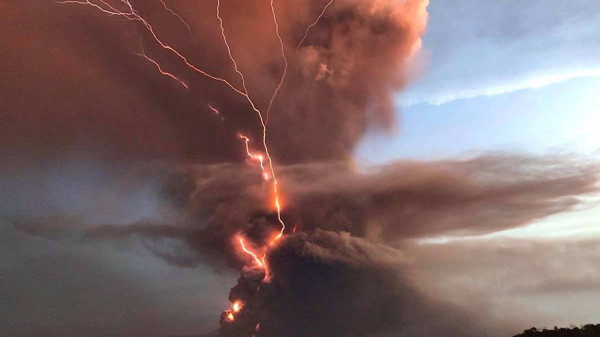 Φιλιππίνες: Η στιγμή που κεραυνός χτυπά το ηφαίστειο Ταάλ – ΒΙΝΤΕΟ