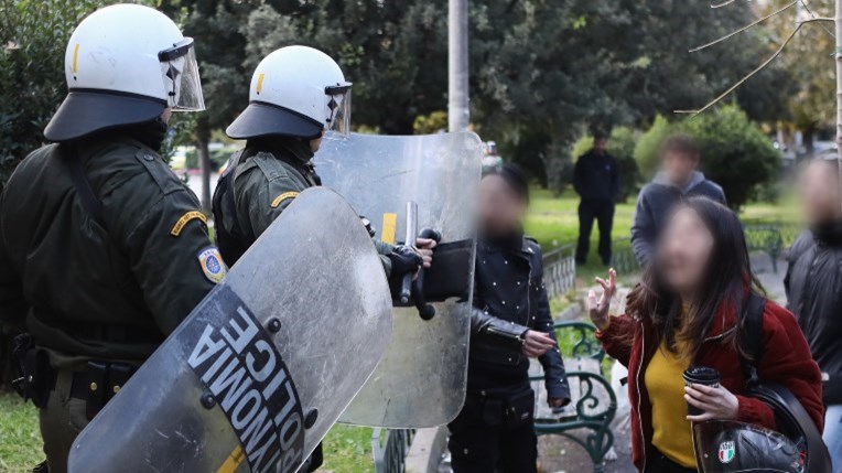 Κουκάκι: Ποινική δίωξη στους 20 συλληφθέντες – Ελεύθερη η κόρη του ηθοποιού