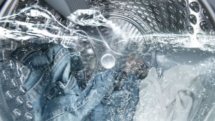 Πώς να καθαρίσετε το αγαπημένο τζιν παντελόνι σας χωρίς να το πλύνετε