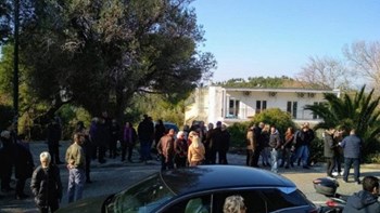 Διαμαρτυρία των κατοίκων της Παλαιάς Πεντέλης στα σχέδια για μετεγκατάσταση μεταναστών – ΦΩΤΟ