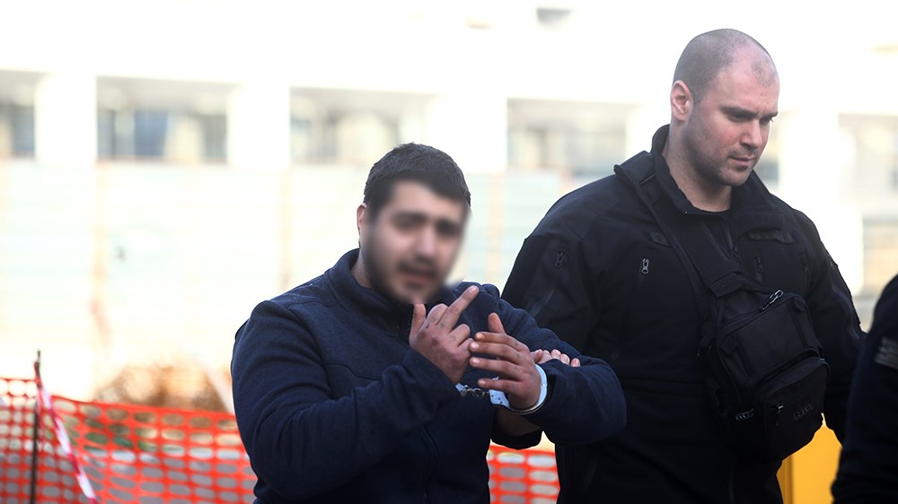 Δίκη Τοπαλούδη: Προκλητικός ο ένας κατηγορούμενος – Η άσεμνη χειρονομία του – ΦΩΤΟ