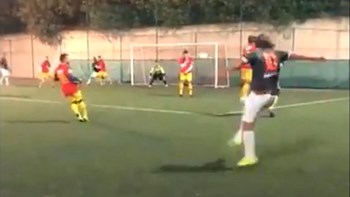 Τότι: Μαγεύει και στα 43 – Δείτε το εκπληκτικό γκολ που πέτυχε με φάουλ – ΒΙΝΤΕΟ