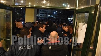 Χίος: Δίωξη κατά των δύο συλληφθέντων για τα επεισόδια στο δημαρχείο