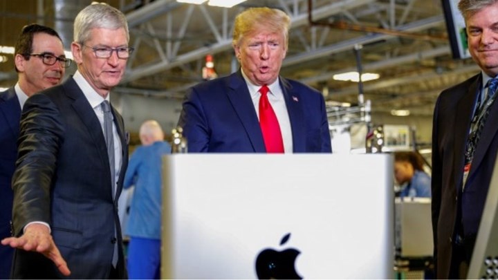 Οργισμένο tweet Τραμπ προς την Apple