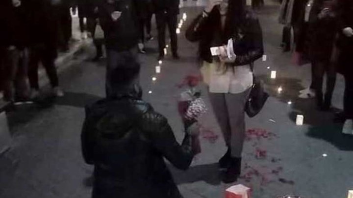 Πάτρα: Η πιο ρομαντική πρόταση γάμου στο κέντρο της πόλης – ΦΩΤΟ