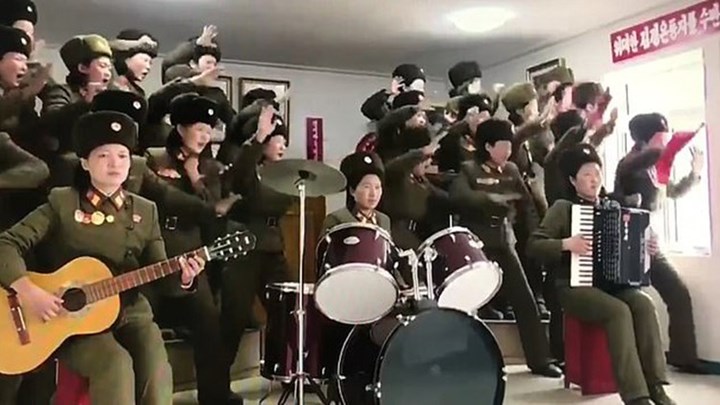 Viral: Η μουσική παράσταση των γυναικών του στρατού για τον Κιμ Γιονγκ Ουν – ΒΙΝΤΕΟ