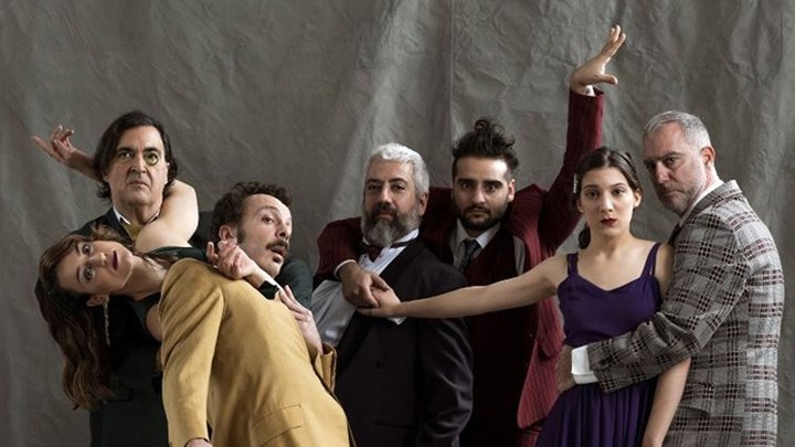 Οι πρώτες φωτογραφίες από τον «Επιθεωρητή» που έρχεται με τον Κωνσταντίνο Μπιμπή