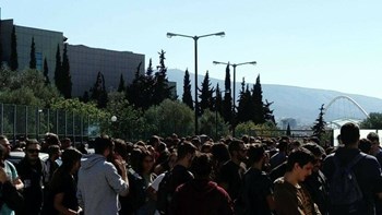 Ένταση σε συγκέντρωση φοιτητών έξω από το υπουργείο Παιδείας