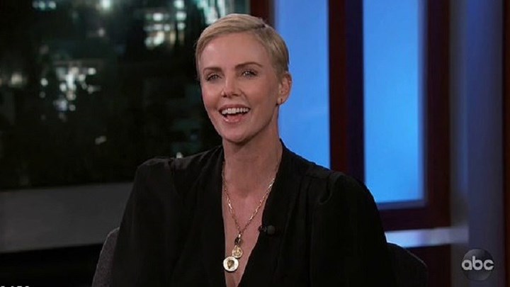 Η Σαρλίζ Θερόν θυμάται το χειρότερο ραντεβού της και κλαίει από τα γέλια – ΒΙΝΤΕΟ