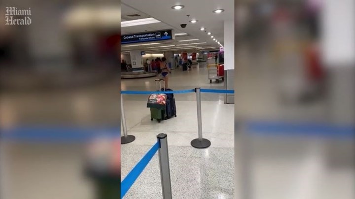 Μαϊάμι: Γυναίκα τραγουδά και γδύνεται στο αεροδρόμιο – ΒΙΝΤΕΟ