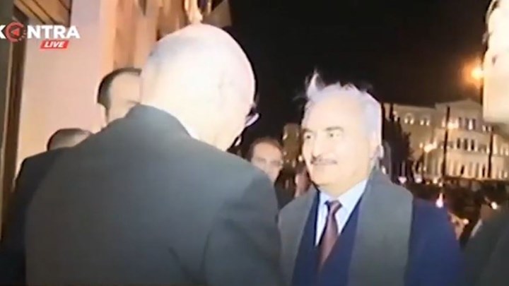 Χαφτάρ: Οι πρώτες εικόνες από την άφιξη και τη συνάντησή του με Δένδια – ΦΩΤΟ