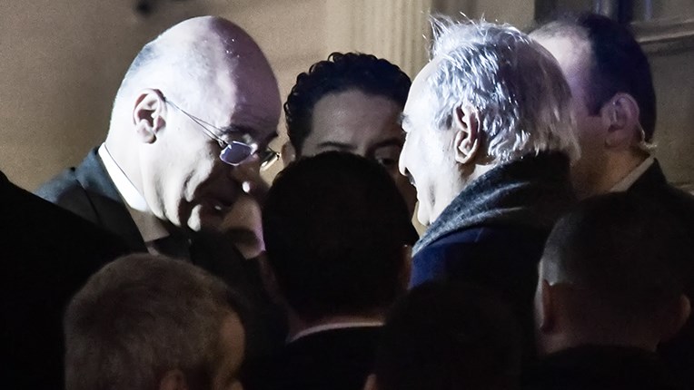 Στην Αθήνα ο Χαφτάρ: Το θερμό καλωσόρισμα του Νίκου Δένδια – ΦΩΤΟ-ΒΙΝΤΕΟ