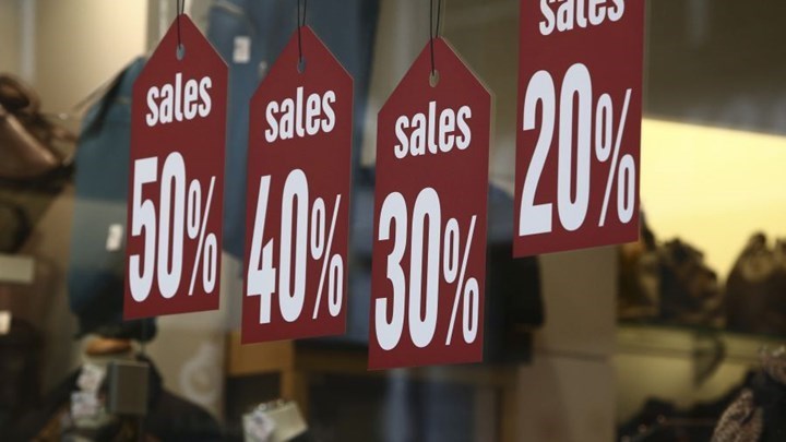 Χειμερινές εκπτώσεις: Ανοικτά τα καταστήματα την Κυριακή – Ποιες ώρες θα λειτουργήσουν