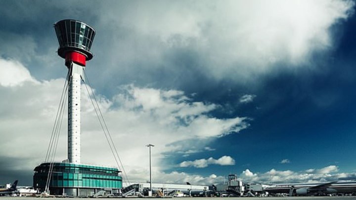 Πτήση τρόμου από Αθήνα για Λονδίνο: Ο συγκυβερνήτης ένιωσε αδιαθεσία, έπεσαν οι μάσκες οξυγόνου – ΦΩΤΟ