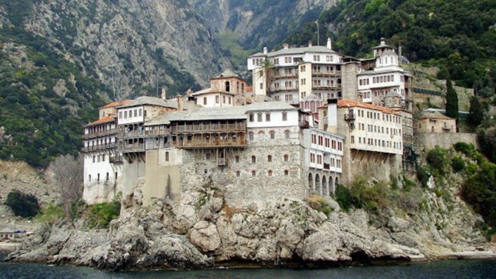 Άγιον Όρος: Γιατί απαγορεύεται η είσοδος των γυναικών – Ποιες παραβίασαν το άβατο