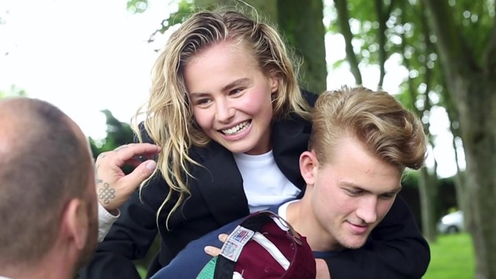 Ντε Λιχτ: Η σέξι σύντροφός του κάνει στριπτίζ μπροστά στην κάμερα – ΒΙΝΤΕΟ