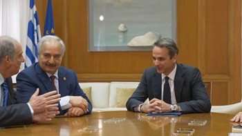 Συνάντηση Μητσοτάκη – Χαφτάρ: Ο διάλογος για να «σπάσει» ο πάγος