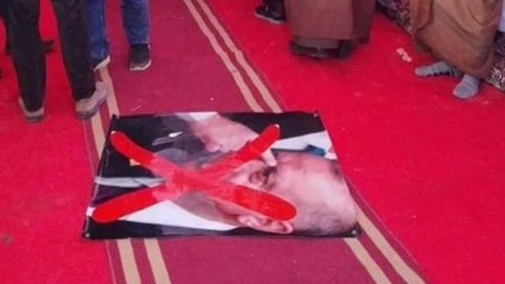 Oργή για τον Ερντογάν στη Λιβύη: Ποδοπατούν φωτογραφίες του σουλτάνου