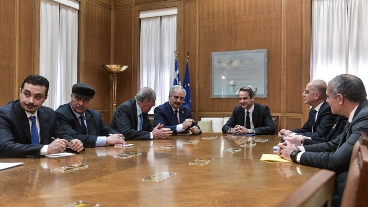 Εκνευρισμός στην Τουρκία για την επίσκεψη Χαφτάρ – Τι γράφει η Yeni Safak