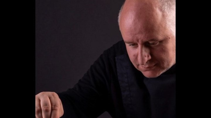 O Έλληνας σεφ που μαθαίνει τους Σαουδάραβες να τρώνε…ταραμοσαλάτα και σαγανάκι – ΒΙΝΤΕΟ