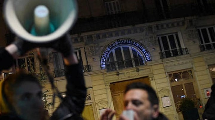 Υπό πολιορκία ο Μακρόν: Φυγαδεύτηκε όταν διαδηλωτές επιχείρησαν να εισβάλουν στο θέατρο – ΒΙΝΤΕΟ