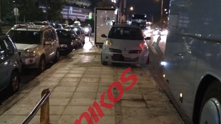 “Αθάνατος” Έλληνας οδηγός: Πάρκαρε στο πεζοδρόμιο επί της Βουλιαγμένης – ΦΩΤΟ αναγνώστη
