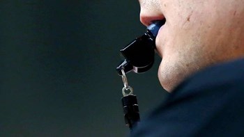 Τρόμος σε γήπεδο: Διαιτητής έβγαλε όπλο – ΒΙΝΤΕΟ