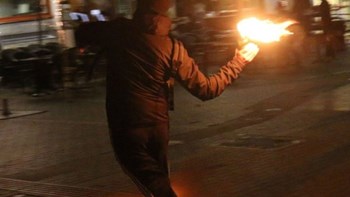 Επεισόδια, μολότοφ και προσαγωγές τα ξημερώματα στο κέντρο της Αθήνας