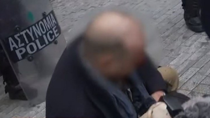 Ένταση σε συγκέντρωση στο Σύνταγμα – Ξυλοκόπησαν δημοσιογράφο – ΒΙΝΤΕΟ