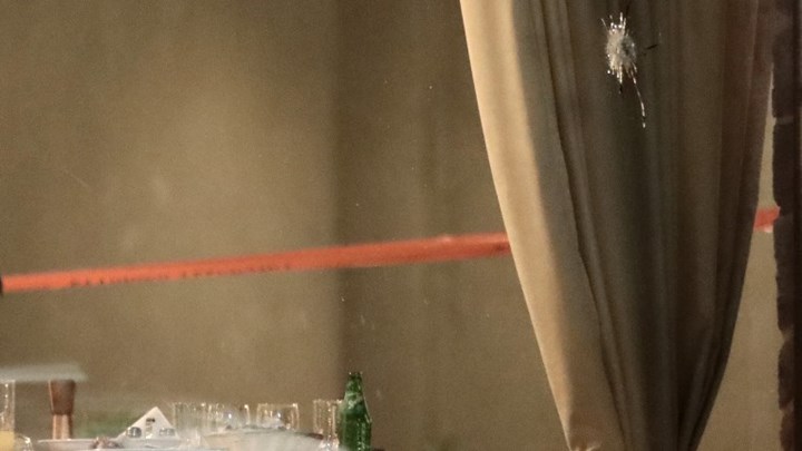 Βάρη: «Μπήκαν βιαστικοί, πυροβόλησαν και έφυγαν» είπε αυτόπτης μάρτυρας στους αστυνομικούς – ΦΩΤΟ