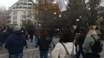 Ρουβίκωνας: Πέταξαν τρικάκια κατά των πλειστηριασμών στη Διονυσίου Αρεοπαγίτου – ΦΩΤΟ