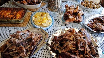 Βόλος: Άγριο ξύλο για το… τίναγμα ενός τραπεζομάντηλου