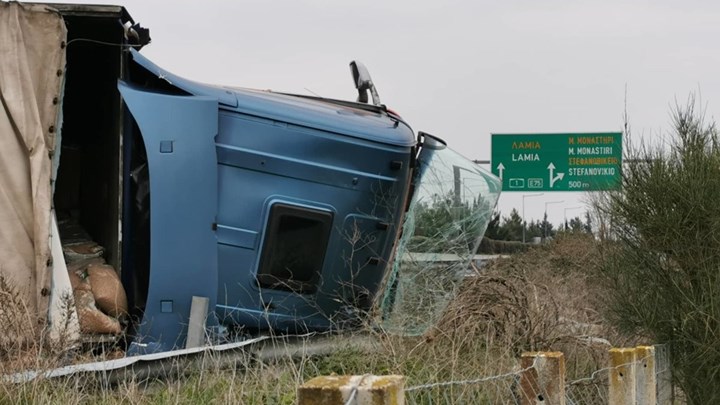 Εθνική Οδός Αθηνών – Θεσσαλονίκης: Ουρές χιλιομέτρων έπειτα από τροχαίο με ανατροπή νταλίκας – ΦΩΤΟ