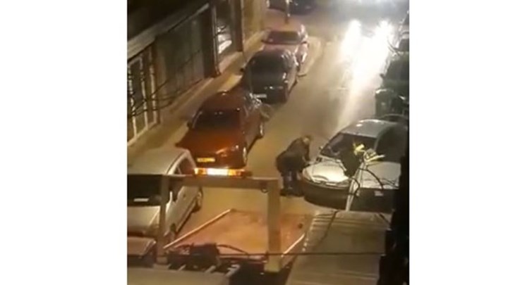 Κατερίνη: Μετακίνησαν το αυτοκίνητο με τα χέρια γιατί έκλεινε την είσοδο πολυκατοικίας – ΒΙΝΤΕΟ