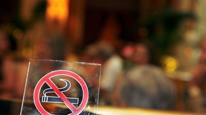 Αντικαπνιστικός νόμος: Τσουχτερά πρόστιμα για τους παραβάτες – Τι συμβαίνει με τις Λέσχες Καπνιστών