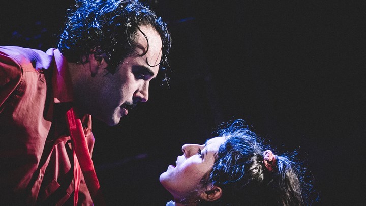 Ηχηρά μπράβο για τον έξοχο «Κερατά» που ανέβασε η Τσίχλη στο ΚΘΒΕ