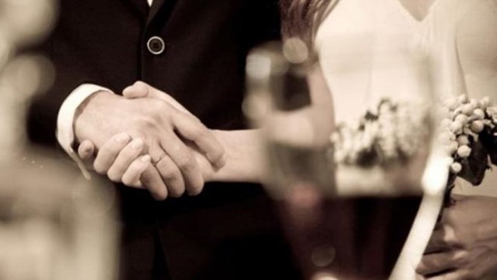 Πεθερά έμεινε έγκυος από τον γαμπρό της – Έκλεψε τον άνδρα της κόρης της στο ταξίδι του μέλιτος