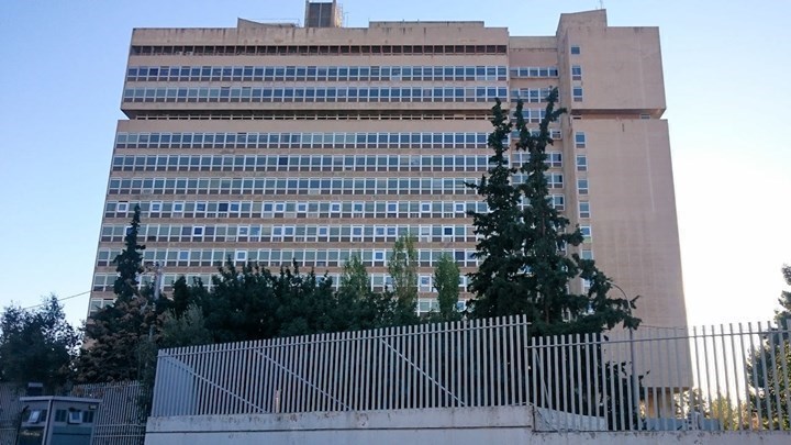 Φυλακές Νιγρίτας: Τι απαντά το υπουργείο για τον κρατούμενο με τον όγκο που μοιάζει με “δεύτερο κεφάλι”